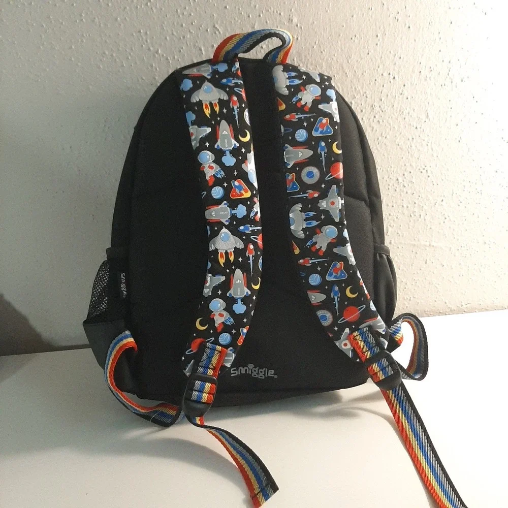 Smiggle backpack features